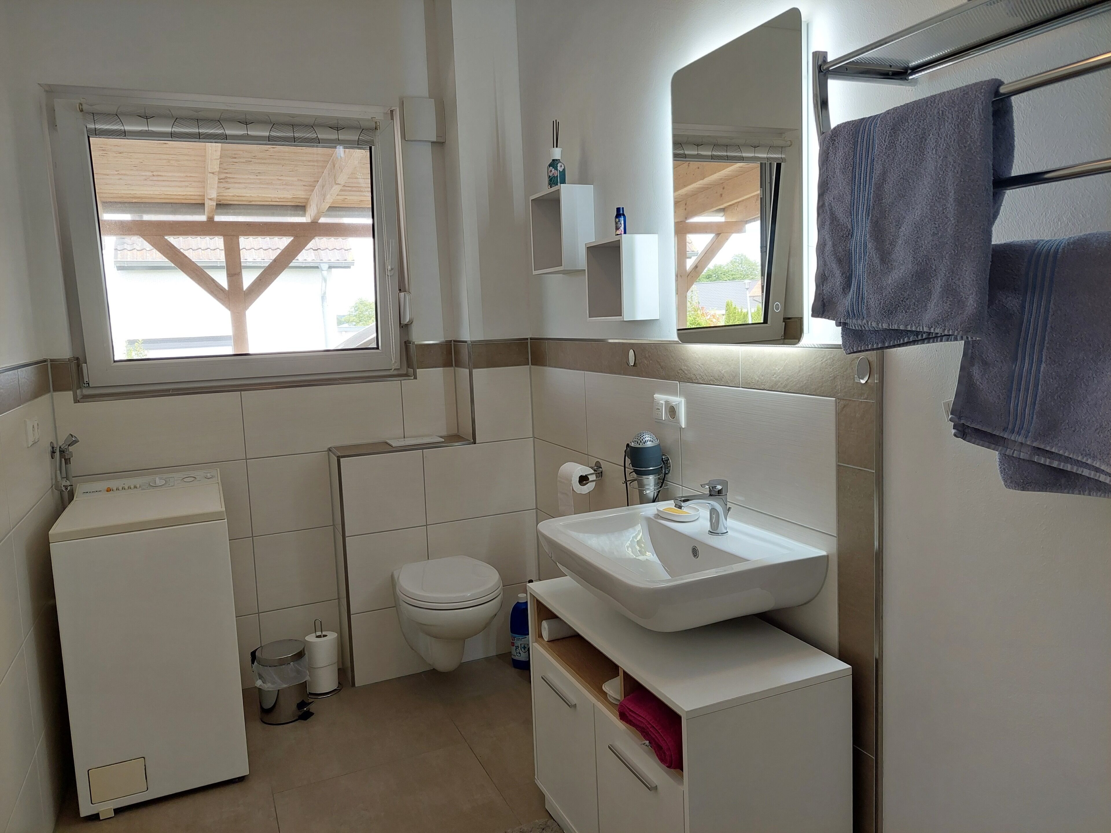 Douche, sèche-cheveux, serviettes fournies, savon