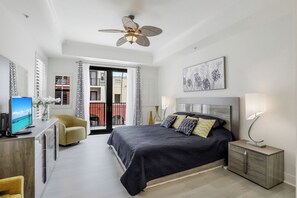Ein modernes Schlafzimmer mit Bett, Nachttisch, Schreibtisch und Stuhl.