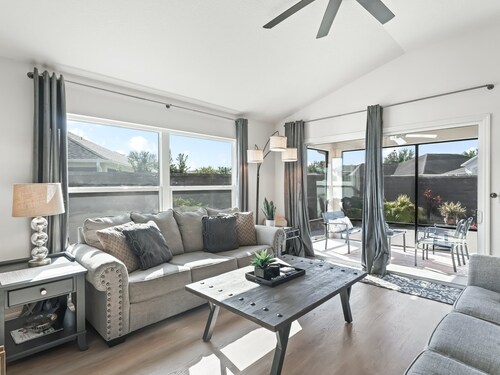 Amazing space in Phillips Villas in the north Villages! 4 seat golf cart