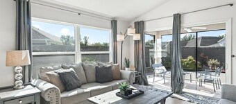 Amazing space in Phillips Villas in the north Villages! 4 seat golf cart