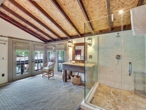 Combined shower/bathtub, towels - South Arm of Lake Charlevoix | Private Dock | Pickleball driveway| Fireplaces (Charlevoix)