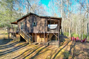 Exterior - Trout Creek Getaway.  2 bedroom, 2 bathroom cabin on the creek with HOT TUB! (Marble)