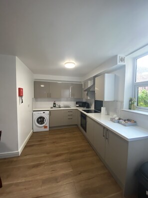 Apartment | Private kitchen | Fridge, microwave, oven, stovetop - Inviting 3-bed Apartment in Stockton-on-tees (Stockton-on-Tees)