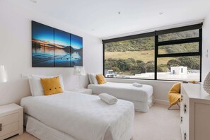 3 bedrooms, iron/ironing board, WiFi, bed sheets - Spectacular Sunrises & Sea Views - Pool, Spa, Gym (Mount Maunganui)