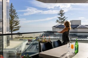 Outdoor dining - Spectacular Sunrises & Sea Views - Pool, Spa, Gym (Mount Maunganui)