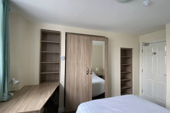 2 makuuhuonetta, silitysrauta/-lauta, ilmainen Wi-Fi, vuodevaatteet