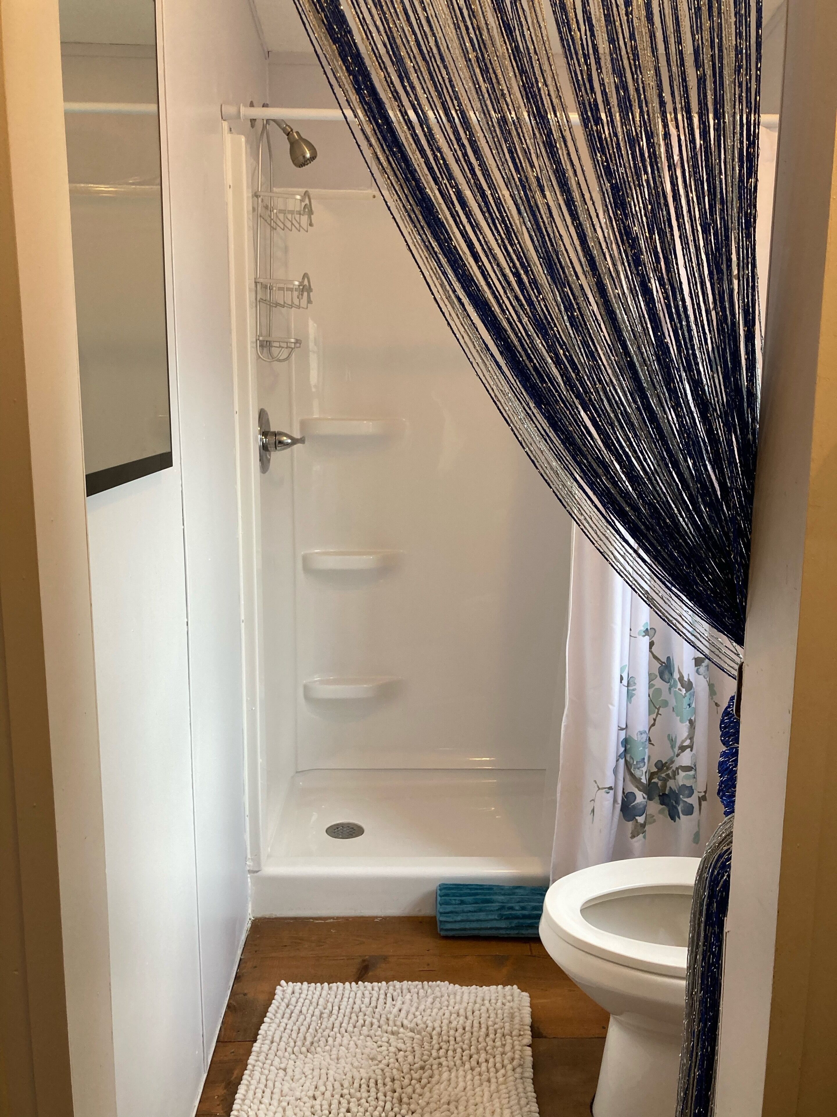 Ensemble douche/baignoire, sèche-cheveux, serviettes fournies, savon