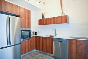 Geladeira, micro-ondas, cooktop, lava-louças