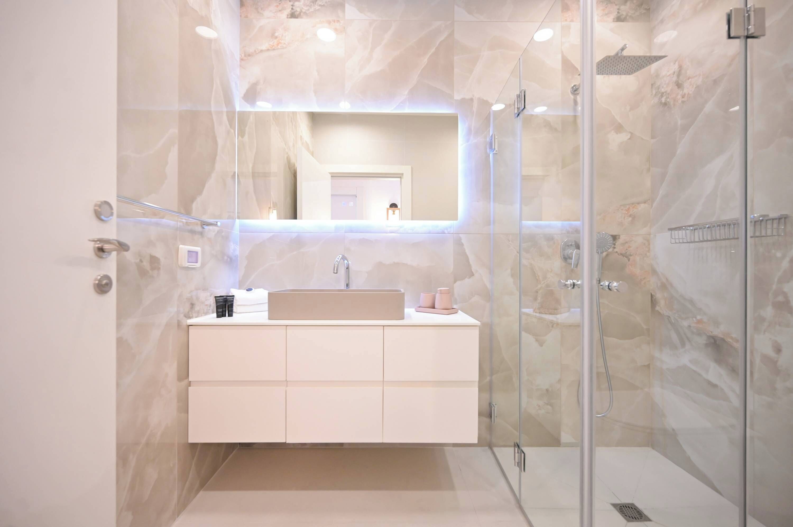 Shower, hair dryer, towels
