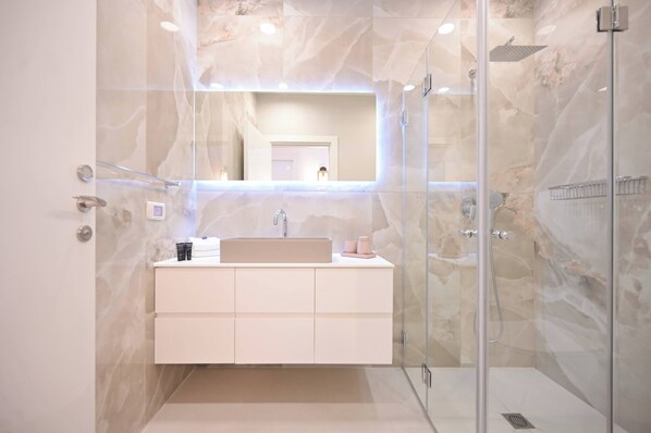 Dusche, Haartrockner, Handtücher