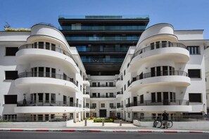 Exterior - Luxury 2BR Bauhaus on the beach by HolyGuest (Tel Aviv-Yafo)