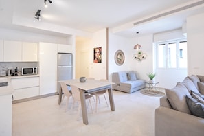 TV, DVD player, offices - Luxury 2BR Bauhaus on the beach by HolyGuest (Tel Aviv-Yafo)