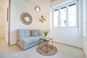 Télévision, lecteur de DVD, espaces bureaux