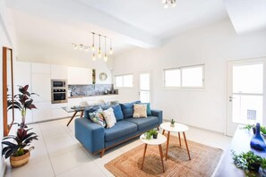 Een televisie, een stereo en een kantoor