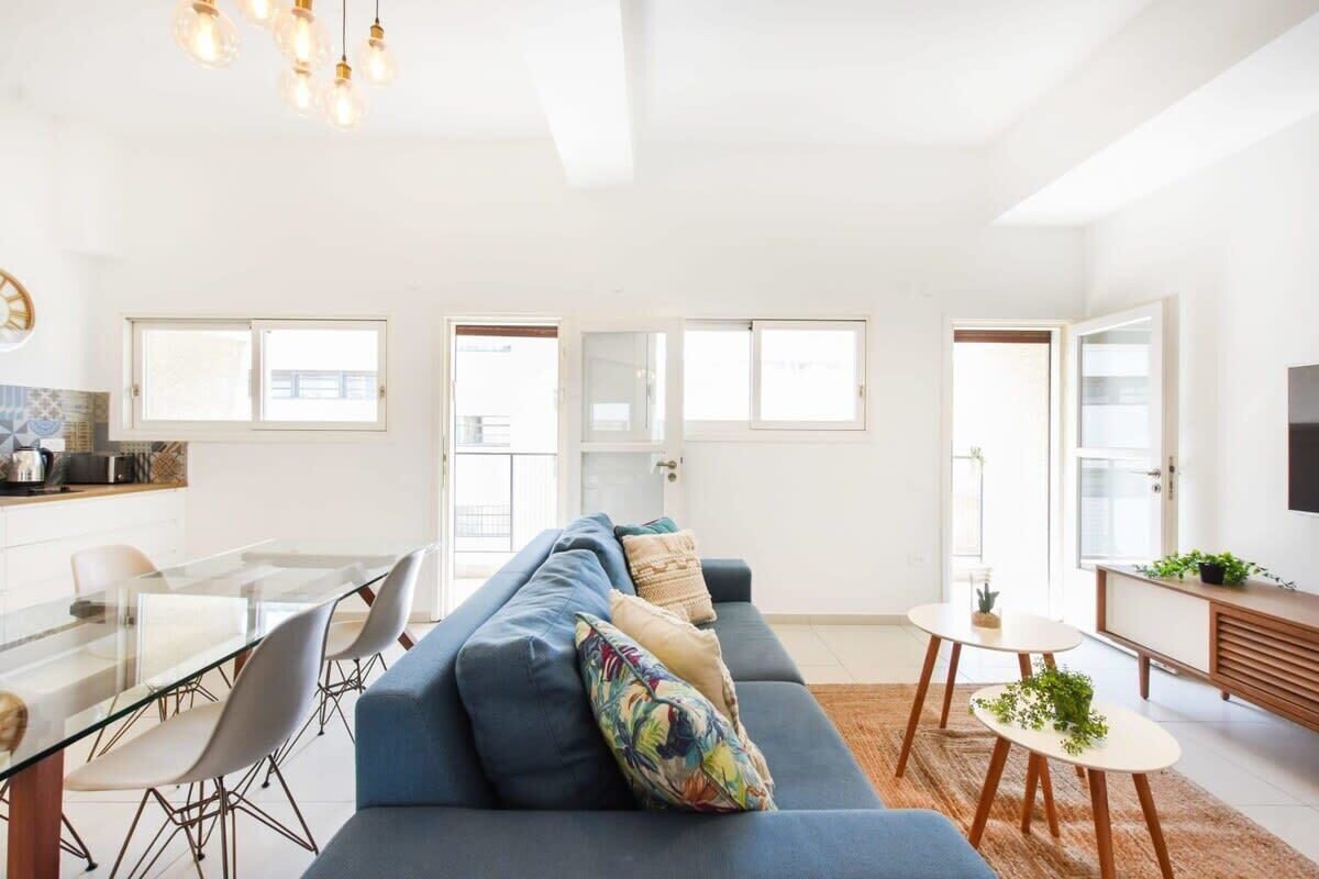 Televisie, een stereo en een kantoor