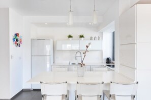 Fridge, microwave, oven, stovetop - Spacious 2-BR Penthouse near Shenkin Street by HolyGuest (Tel Aviv-Yafo)
