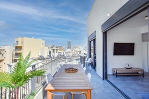 Outdoor dining - Bright Apartment w/  Outdoor Space by HolyGuest (Tel Aviv-Yafo)