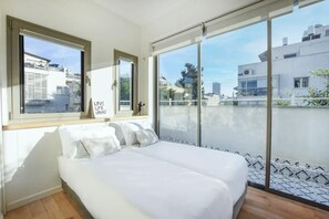 3 habitaciones, tabla de planchar con plancha, wifi y ropa de cama 