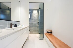 Dusche, Haartrockner, Handtücher