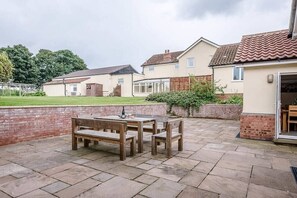 Outdoor dining - Grove Farm Bungalow with Swimming Pool, Dallinghoo (Woodbridge)