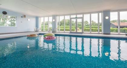 Grove Farm Bungalow with Swimming Pool, Dallinghoo