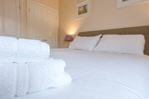2 bedrooms, iron/ironing board, travel crib, WiFi - Grove Farm Bungalow with Swimming Pool, Dallinghoo (Woodbridge)