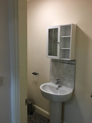 Apartment | Bathroom | Shower, towels - Impeccable 3-bed Apartment in Stockton-on-tees (Stockton-on-Tees)