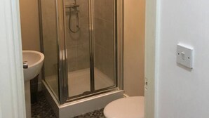 A bathroom with a glass-enclosed shower, a toilet, and a sink. - Impeccable 3-bed Apartment in Stockton-on-tees (Stockton-on-Tees)