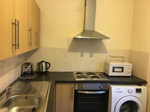Apartment | Private kitchen | Fridge, microwave, oven, stovetop - Impeccable 3-bed Apartment in Stockton-on-tees (Stockton-on-Tees)