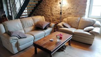 Smart TV, chimenea y tenis de mesa