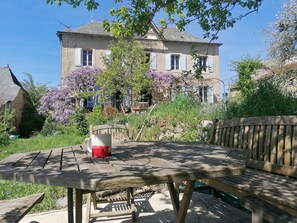 Outdoor dining - 18th-century farmhouse in the lush Aveyron countryside (Le Bas-Ségala)