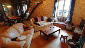 TV connectée, cheminée, table de tennis de table