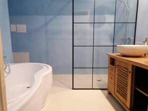 وحدات دش مع أحواض استحمام، مجففات شعر، مناشف، صابون
