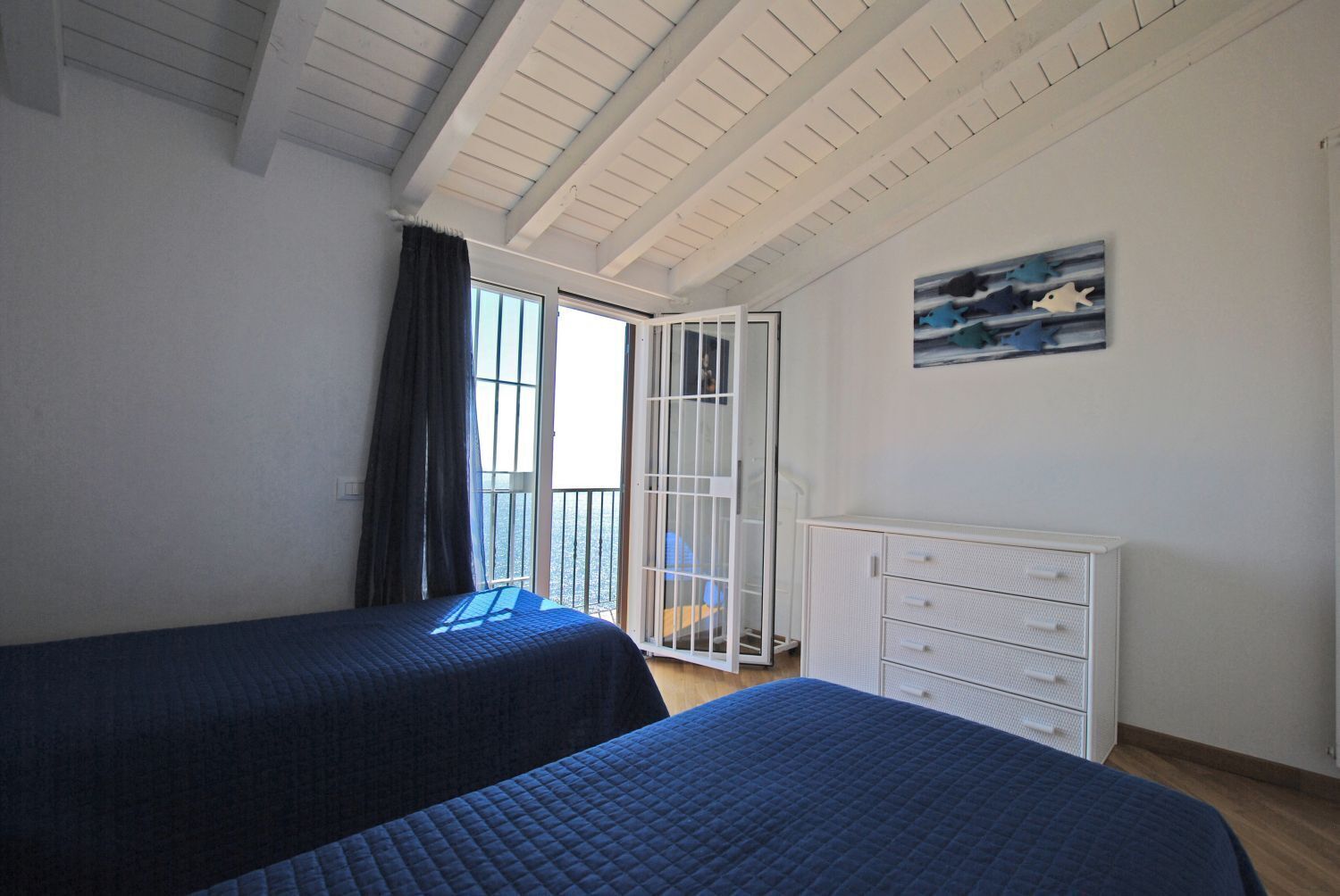 5 habitaciones, tabla de planchar con plancha y cuna de viaje 