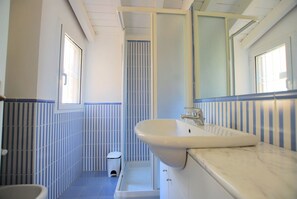 Bathtub, hair dryer, bidet, towels - Villa Liguria - pure relaxation, perfect view over the sea with private pool (Cipressa)