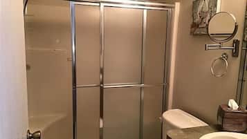 Ensemble douche/baignoire, sèche-cheveux, serviettes fournies, savon