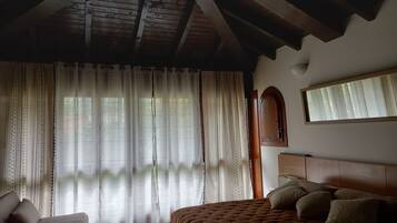 2 Schlafzimmer, Schreibtisch, Bügeleisen/Bügelbrett, Reisekinderbett