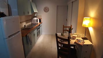 Een koelkast, een oven, een kookplaat, een broodrooster