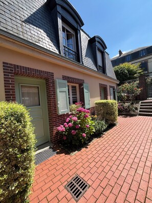 Exterior detail - House with garden and garage (Honfleur)