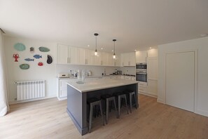 Jääkaappi, mikroaaltouuni, uuni, astianpesukone