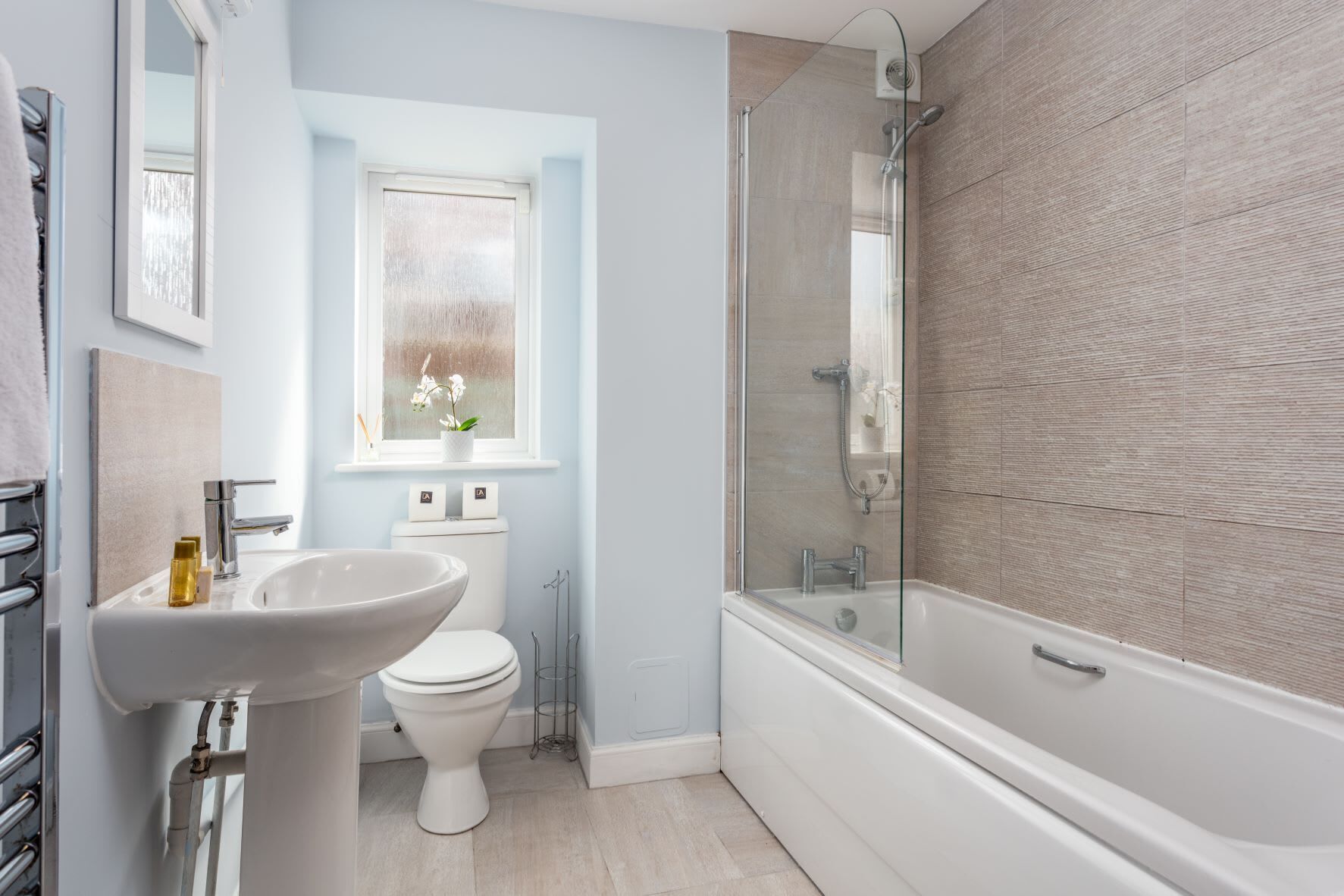 Bathtub, free toiletries, hair dryer, towels