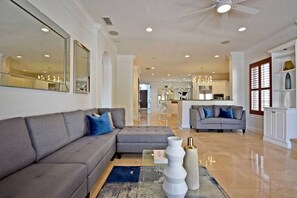 Tv, tv-spel, dvd-spelare och ett bordtennisbord