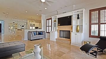 TV, videogiochi, lettore DVD, tavolo da ping pong