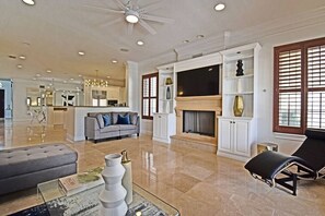 Fernseher, Videospiele, DVD-Player, Tischtennisplatte