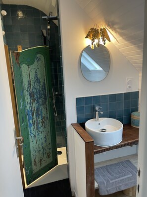 Dusche, Haartrockner, Handtücher, Toilettenpapier