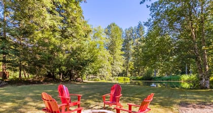 Perch - Ruby Lodge: Cozy Cabin w/ Hot Tub & King bed | Pet Friendly