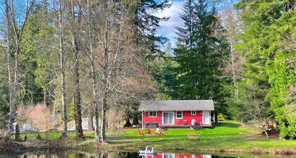 Perch - Ruby Lodge: Cozy Cabin w/ King bed | Pet Friendly