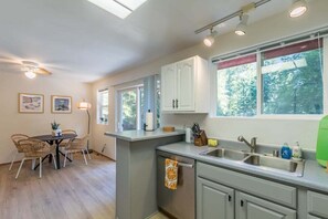 Fridge, microwave, oven, stovetop - Perch - Ruby Lodge: Cozy Cabin w/ King bed | Pet Friendly (Ashford)