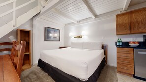 Tabla de planchar con plancha, wifi, ropa de cama