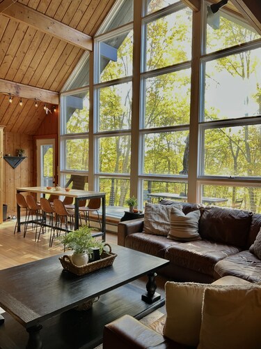 Black Dog Lodge - Ski Chalet centered between Okemo and Killington Mt. 